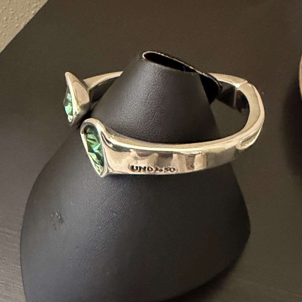 REDUCED 💚NWOT Stunning Silver Cuff bracelet with Green Gemstone - Picture 8 of 10